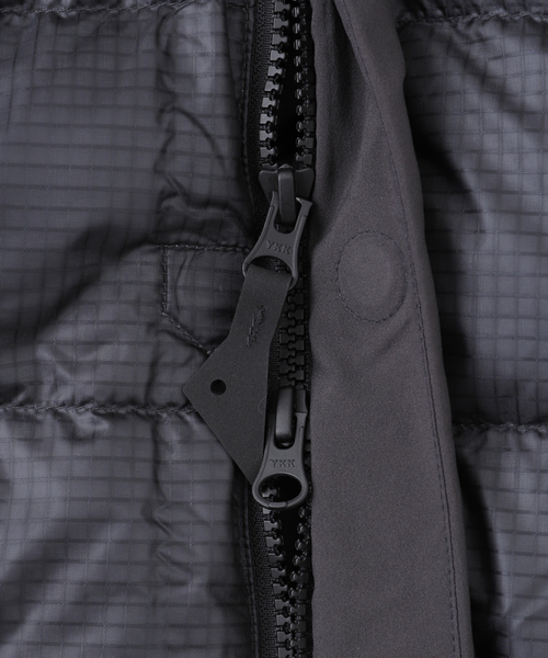 KLATTERMUSEN（クレッタルムーセン）の「KLATTERMUSEN / クレッタルムーセン Ra Hood Jacket（ダウンジャケット/コート・メンズ・ブラック/ライトグレー・MEDIUM/SMALL）」の6枚目の写真