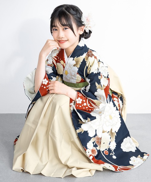 SOUBIEN(ソウビエン)の「【floro by SOUBIEN】ハイジュニア袴4点セット(着物・襦袢・下帯・袴)(着物・キッズ・ターコイズブルー系/グリーン系/ホワイト系その他/レッド系/ピンクベージュ/ピンク系/ブルー系/ネイビー系/スモーキーグリーン系1・M/S/L/SS/LL)」の5枚目の写真