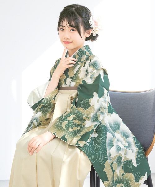 SOUBIEN(ソウビエン)の「【floro by SOUBIEN】ハイジュニア袴4点セット(着物・襦袢・下帯・袴)(着物・キッズ・ターコイズブルー系/グリーン系/ホワイト系その他/レッド系/ピンクベージュ/ピンク系/ブルー系/ネイビー系/スモーキーグリーン系1・M/S/L/SS/LL)」の4枚目の写真