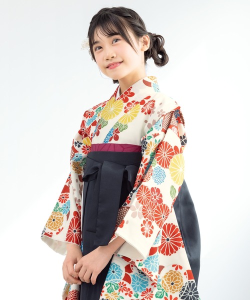 SOUBIEN(ソウビエン)の「【floro by SOUBIEN】ハイジュニア袴4点セット(着物・襦袢・下帯・袴)(着物・キッズ・ターコイズブルー系/グリーン系/ホワイト系その他/レッド系/ピンクベージュ/ピンク系/ブルー系/ネイビー系/スモーキーグリーン系1・M/S/L/SS/LL)」の2枚目の写真