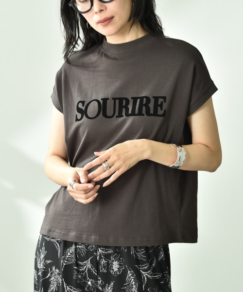 INTERPLANET(インタープラネット)の「【UV・接触冷感】フロッキーロゴプリントフレンチスリーブプルオーバー(Tシャツ/カットソー・レディース・オフホワイト/ライトベージュ/チャコールグレー・FREE)」の2枚目の写真