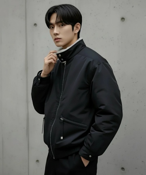ARULE（アルール）の「A'GEM/9 × .kom『ARULE/アルール』Boa Lined Stand Collar Zip Blouson/ボアライニングスタンドカラージップブルゾン（ブルゾン・メンズ・ブラック・L）」の2枚目の写真