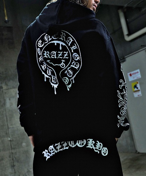 RAZZIS(ラズ)の「『RAZZIS/ラズイズ』ドロッピングサークルロゴ刺繍長袖ジップアップパーカー (パーカー・メンズ・ブラック系1/ブラック×ブルー/ブラック×ホワイト・L/M)」の3枚目の写真