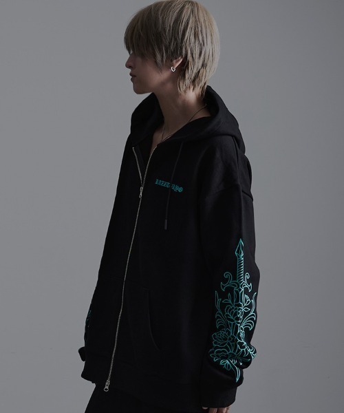 RAZZIS(ラズ)の「『RAZZIS/ラズイズ』ドロッピングサークルロゴ刺繍長袖ジップアップパーカー (パーカー・メンズ・ブラック系1/ブラック×ブルー/ブラック×ホワイト・L/M)」の20枚目の写真