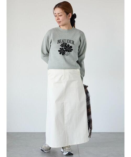 Lugnoncure(ルノンキュール)の「フラワーモチーフロゴニットプルオーバー(ニット/セーター・レディース・オフホワイト/チャコールグレー/ブルー/グレー・F)」の5枚目の写真