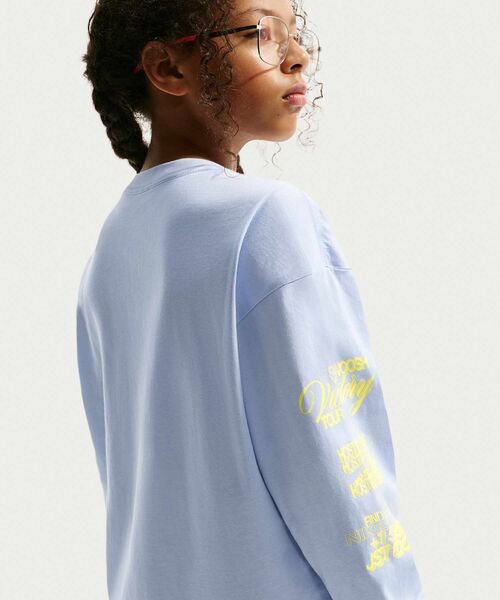 NIKE（ナイキ）の「ナイキ スポーツウェア ジュニア（ガールズ）オーバーサイズド長袖Tシャツ / Nike Sportswear Big Kids' (Girls') Oversized Long-Sleeve T-Shirt II1159-057 Ghost（Tシャツ/カットソー・キッズ・グレー系その他2・160/150/140/130）」の2枚目の写真