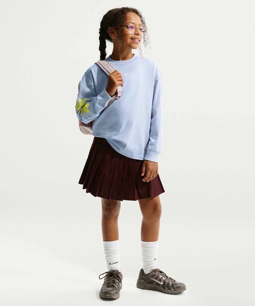 NIKE（ナイキ）の「ナイキ スポーツウェア ジュニア（ガールズ）オーバーサイズド長袖Tシャツ / Nike Sportswear Big Kids' (Girls') Oversized Long-Sleeve T-Shirt II1159-057 Ghost（Tシャツ/カットソー・キッズ・グレー系その他2・160/150/140/130）」の4枚目の写真