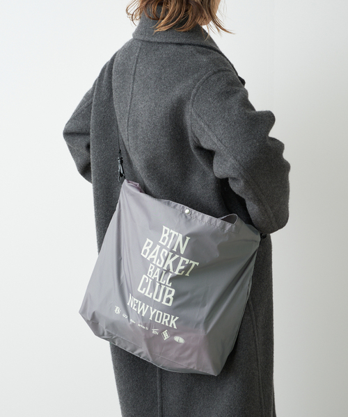 Deuxieme Classe（ドゥーズィエムクラス）の「BTN Logo Shopping バッグ（ショルダーバッグ・レディース・ホワイト/チャコールグレー・FREE）」の3枚目の写真