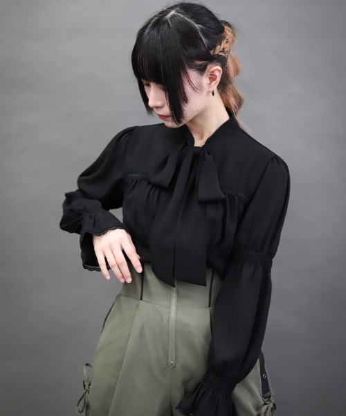 NIBBLE POISON(ニブルポイズン)の「シャーリングボウタイBL(シャツ/ブラウス・レディース・ホワイト/ラベンダー/ブラック・MEDIUM)」の2枚目の写真