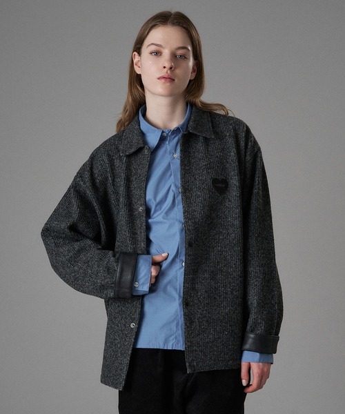 ONCILY（オンシェリー）の「HEART LOGO CHAMBRAY KNIT BLOUSON / ハートロゴシャンブレーニットブルゾン（ブルゾン・メンズ・ブラック/ブラウン・SMALL/MEDIUM/LARGE）」の5枚目の写真