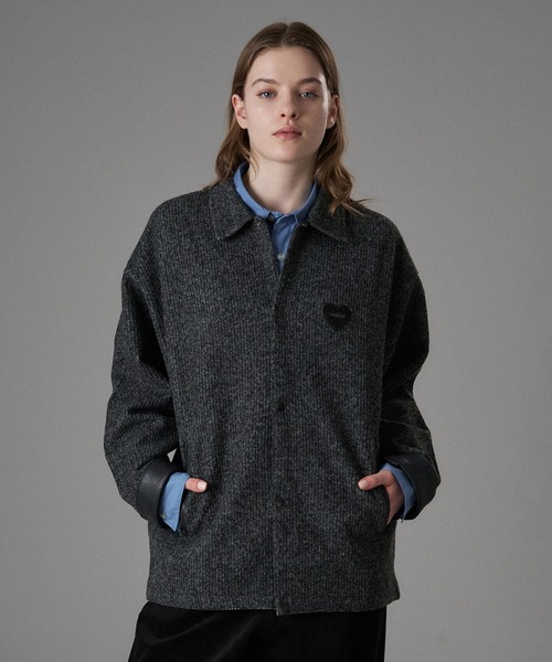 ONCILY（オンシェリー）の「HEART LOGO CHAMBRAY KNIT BLOUSON / ハートロゴシャンブレーニットブルゾン（ブルゾン・メンズ・ブラック/ブラウン・SMALL/MEDIUM/LARGE）」の4枚目の写真