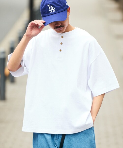 FREAK'S STORE(フリークスストア)の「限定展開 9オンス Heavyweight ビッグシルエット ヘンリーネックTシャツ ヘビーウェイト(Tシャツ/カットソー・メンズ・ホワイト/ネイビー/アッシュグレー/ブラウン/グレイッシュベージュ/ブラック/スミクロ・LARGE/MEDIUM/SMALL/X-SMALL)」の2枚目の写真
