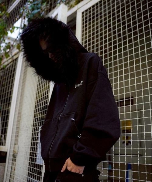 L.H.P（エルエイチピー）の「SUPPLIER/サプライヤー/【LHP EXCLUSIVE】FAUX FUR CROPPED CROSS ZIP HOODIE（パーカー・メンズ・シルバー/ピンク・XL/L/M）」の3枚目の写真