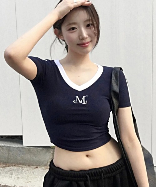 MUCENT(ムセント)の「【日本未発売/WEB限定】MUCENT(ムセント)/Vネック ライン クロップド ハーフ スリーブ Tシャツ/BINDING TRACK LINE HALF SLEEVE T(Tシャツ/カットソー・レディース・ネイビー/ベージュ/ブラック/ライトブルー・FREE)」の1枚目の写真