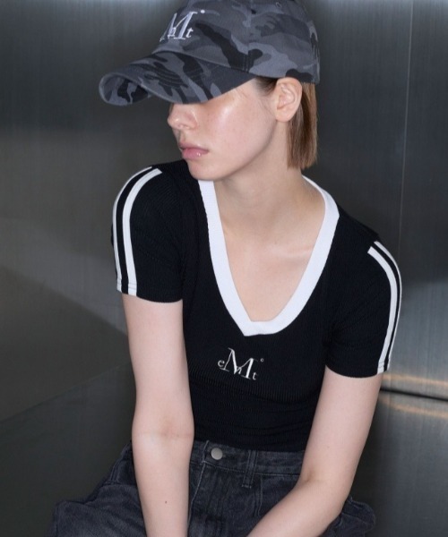 MUCENT(ムセント)の「【日本未発売/WEB限定】MUCENT(ムセント)/Vネック ライン クロップド ハーフ スリーブ Tシャツ/BINDING TRACK LINE HALF SLEEVE T(Tシャツ/カットソー・レディース・ネイビー/ベージュ/ブラック/ライトブルー・FREE)」の2枚目の写真