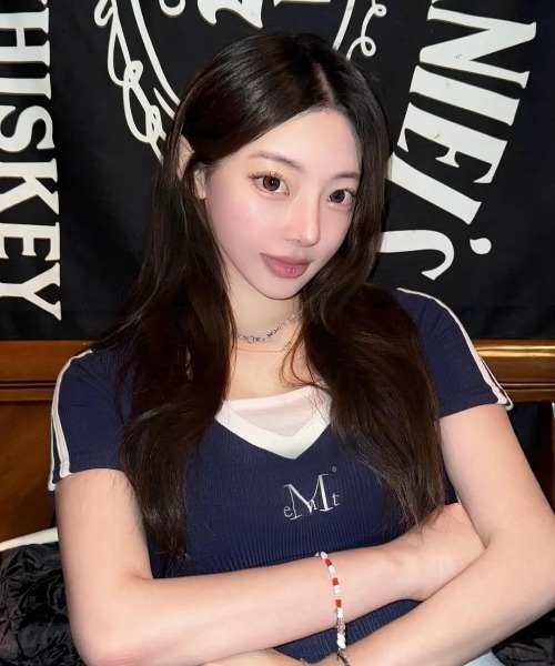 MUCENT(ムセント)の「【日本未発売/WEB限定】MUCENT(ムセント)/Vネック ライン クロップド ハーフ スリーブ Tシャツ/BINDING TRACK LINE HALF SLEEVE T(Tシャツ/カットソー・レディース・ネイビー/ベージュ/ブラック/ライトブルー・FREE)」の6枚目の写真