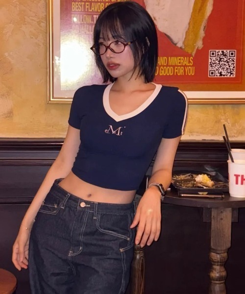 MUCENT(ムセント)の「【日本未発売/WEB限定】MUCENT(ムセント)/Vネック ライン クロップド ハーフ スリーブ Tシャツ/BINDING TRACK LINE HALF SLEEVE T(Tシャツ/カットソー・レディース・ネイビー/ベージュ/ブラック/ライトブルー・FREE)」の11枚目の写真