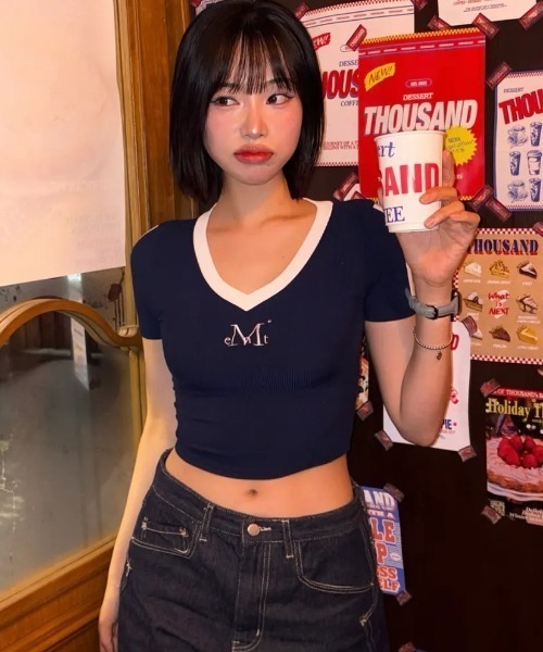 MUCENT(ムセント)の「【日本未発売/WEB限定】MUCENT(ムセント)/Vネック ライン クロップド ハーフ スリーブ Tシャツ/BINDING TRACK LINE HALF SLEEVE T(Tシャツ/カットソー・レディース・ネイビー/ベージュ/ブラック/ライトブルー・FREE)」の10枚目の写真
