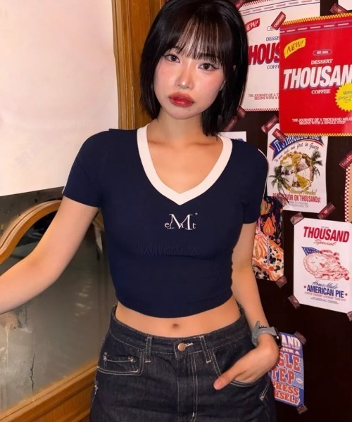 MUCENT(ムセント)の「【日本未発売/WEB限定】MUCENT(ムセント)/Vネック ライン クロップド ハーフ スリーブ Tシャツ/BINDING TRACK LINE HALF SLEEVE T(Tシャツ/カットソー・レディース・ネイビー/ベージュ/ブラック/ライトブルー・FREE)」の9枚目の写真