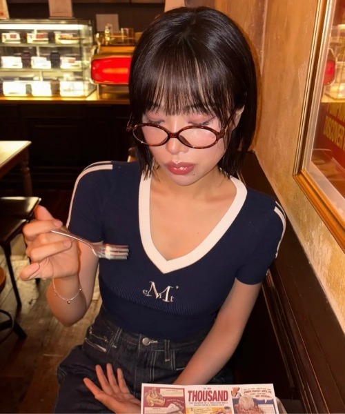 MUCENT(ムセント)の「【日本未発売/WEB限定】MUCENT(ムセント)/Vネック ライン クロップド ハーフ スリーブ Tシャツ/BINDING TRACK LINE HALF SLEEVE T(Tシャツ/カットソー・レディース・ネイビー/ベージュ/ブラック/ライトブルー・FREE)」の8枚目の写真