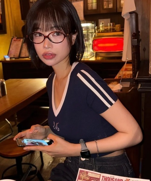 MUCENT(ムセント)の「【日本未発売/WEB限定】MUCENT(ムセント)/Vネック ライン クロップド ハーフ スリーブ Tシャツ/BINDING TRACK LINE HALF SLEEVE T(Tシャツ/カットソー・レディース・ネイビー/ベージュ/ブラック/ライトブルー・FREE)」の7枚目の写真