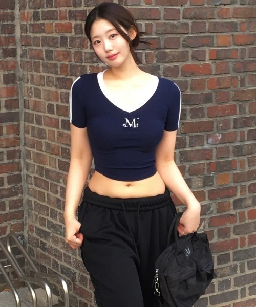 MUCENT(ムセント)の「【日本未発売/WEB限定】MUCENT(ムセント)/Vネック ライン クロップド ハーフ スリーブ Tシャツ/BINDING TRACK LINE HALF SLEEVE T(Tシャツ/カットソー・レディース・ネイビー/ベージュ/ブラック/ライトブルー・FREE)」の5枚目の写真