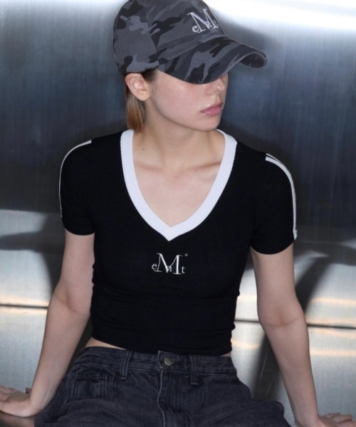 MUCENT(ムセント)の「【日本未発売/WEB限定】MUCENT(ムセント)/Vネック ライン クロップド ハーフ スリーブ Tシャツ/BINDING TRACK LINE HALF SLEEVE T(Tシャツ/カットソー・レディース・ネイビー/ベージュ/ブラック/ライトブルー・FREE)」の14枚目の写真