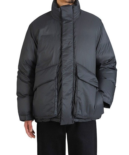 URU（ウル）の「URU / ウル：NYLON DOWN - DOWN JACKET：25FND01[COR]（ダウンジャケット/コート・メンズ・チャコールグレー・2）」の2枚目の写真