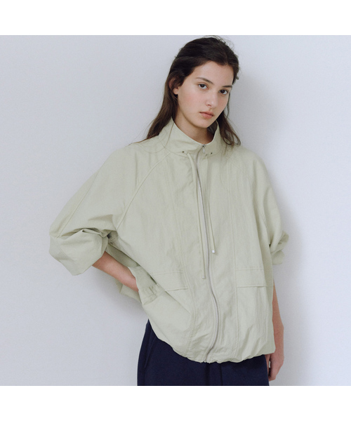 URAGO(ユラーゴ)の「Nylon string high neck jumper(ナイロンジャケット・レディース・アイボリー/カーキブラウン・FREE)」の1枚目の写真