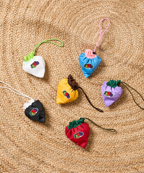 FREAK'S STORE（フリークスストア）の「FRUIT OF THE LOOM × FREAK'S STORE/フルーツオブザルーム 別注 配色 エコバッグチャーム/パッカブルバッグ/フルーツチャーム（エコバッグ/サブバッグ・レディース・レッド/ブラック/パープル/ナチュラル/サックスブルー/イエロー・ONE SIZE）」の7枚目の写真
