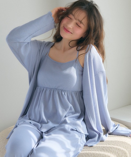 cross marche（クロスマルシェ）の「【LAFUKU/ラフク】カップ付きワッフルキャミソール&フレアパンツルームウェア3点SET（ルームウェア/パジャマ・レディース・チャコール/ベージュ系その他/ブルー/ピンク/ベージュ・M/L/LL）」の4枚目の写真