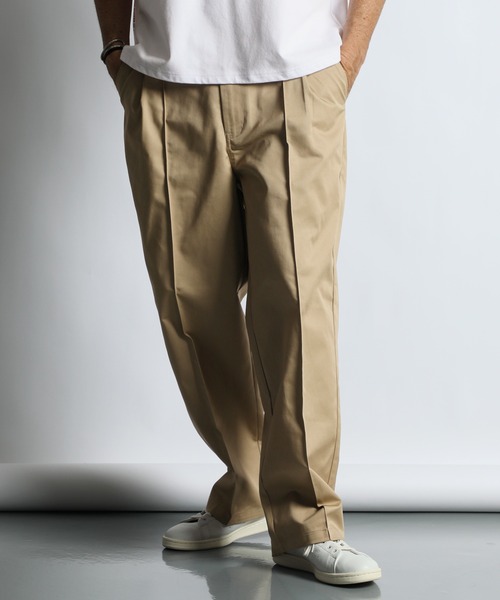 The DUFFER of ST.GEORGE（ザダファーオブセントジョージ）の「CREASE LINE WIDE CHINO：クリースライン ワイド チノパンツ（チノパンツ・メンズ・スミクロ/ベージュ・MEDIUM/X-LARGE/LARGE）」の2枚目の写真