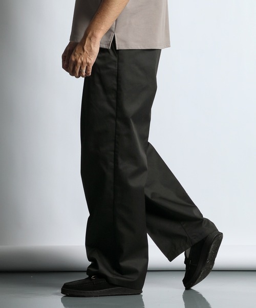 The DUFFER of ST.GEORGE（ザダファーオブセントジョージ）の「CREASE LINE WIDE CHINO：クリースライン ワイド チノパンツ（チノパンツ・メンズ・スミクロ/ベージュ・MEDIUM/X-LARGE/LARGE）」の7枚目の写真