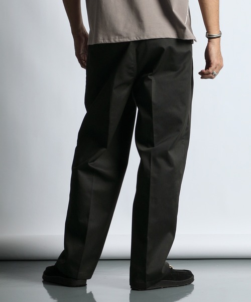 The DUFFER of ST.GEORGE（ザダファーオブセントジョージ）の「CREASE LINE WIDE CHINO：クリースライン ワイド チノパンツ（チノパンツ・メンズ・スミクロ/ベージュ・MEDIUM/X-LARGE/LARGE）」の8枚目の写真