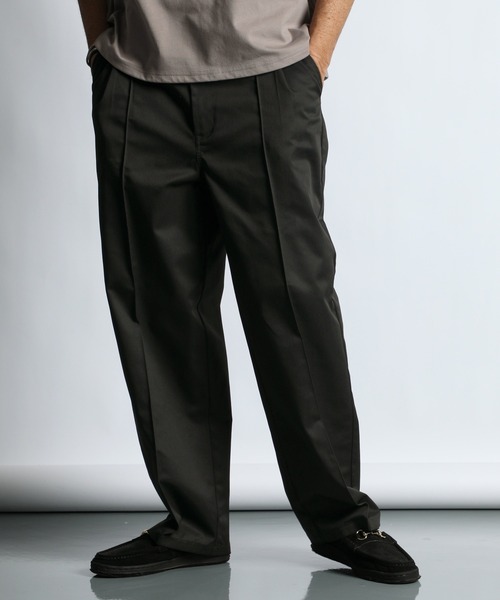 The DUFFER of ST.GEORGE（ザダファーオブセントジョージ）の「CREASE LINE WIDE CHINO：クリースライン ワイド チノパンツ（チノパンツ・メンズ・スミクロ/ベージュ・MEDIUM/X-LARGE/LARGE）」の3枚目の写真