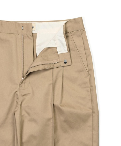The DUFFER of ST.GEORGE（ザダファーオブセントジョージ）の「CREASE LINE WIDE CHINO：クリースライン ワイド チノパンツ（チノパンツ・メンズ・スミクロ/ベージュ・MEDIUM/X-LARGE/LARGE）」の12枚目の写真