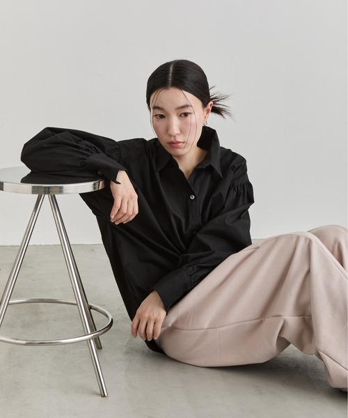 NUJOH(ヌゾ)の「Balloon Sleeve Cotton Shirt / バルーンスリーブコットンシャツ(シャツ/ブラウス・レディース・ライトブルー/ブラック/ホワイト・FREE)」の2枚目の写真