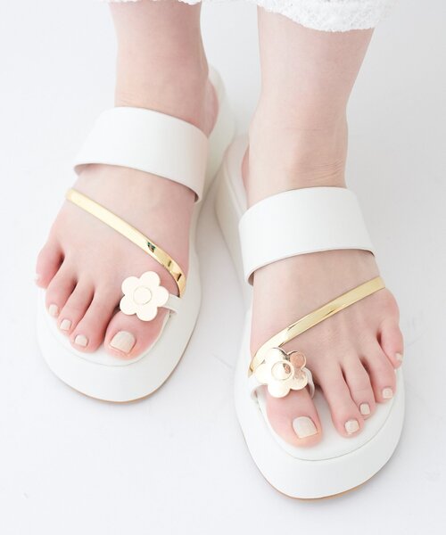 natural couture（ナチュラルクチュール）の「〈MARY QUANTコラボ〉厚底デイジーサムリングサンダル（サンダル・レディース・ホワイト/ブラック・MEDIUM/LARGE）」の2枚目の写真