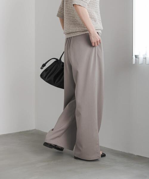 URBAN RESEARCH DOORS（アーバンリサーチドアーズ）の「『UR TECH』完声/涼ギャザーワイドパンツ（その他パンツ・レディース・ベージュ/グレー・SMALL/MEDIUM/LARGE）」の7枚目の写真