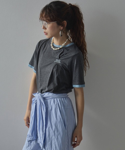 bohmal（ボマール）の「バイカラーロゴ刺繍タックデザインTシャツ（Tシャツ/カットソー・レディース・チャコールグレー/グレー/ブラウン・FREE）」の5枚目の写真