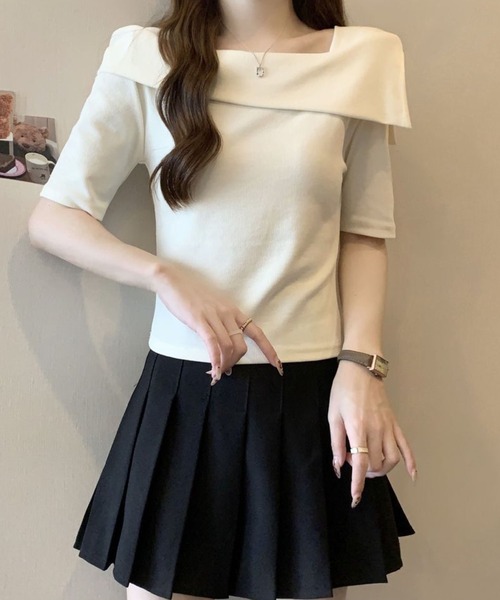 2ly2(トゥーリートゥー)の「アシンメトリーオフショルトップス / ワンショル風 カットソー(Tシャツ/カットソー・レディース・ベージュ・FREE)」の1枚目の写真
