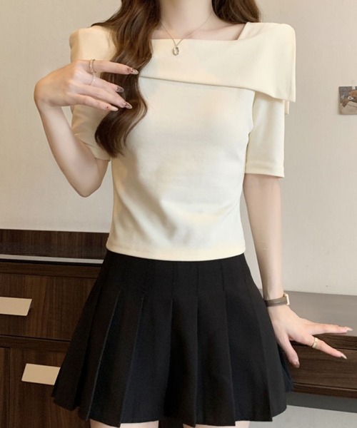 2ly2(トゥーリートゥー)の「アシンメトリーオフショルトップス / ワンショル風 カットソー(Tシャツ/カットソー・レディース・ベージュ・FREE)」の2枚目の写真