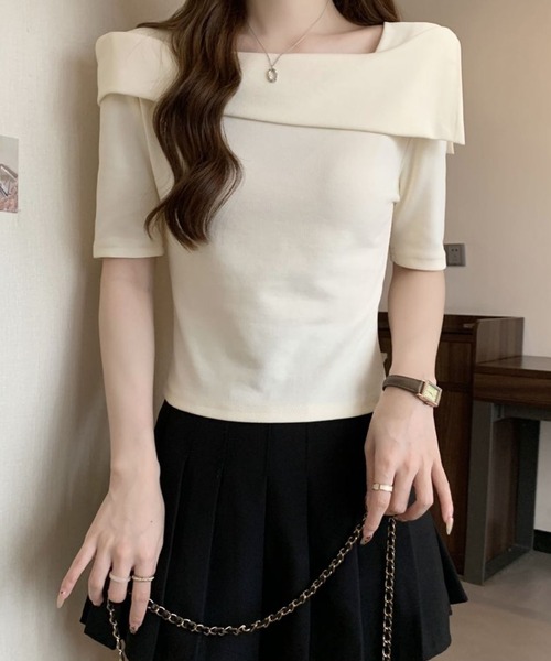 2ly2(トゥーリートゥー)の「アシンメトリーオフショルトップス / ワンショル風 カットソー(Tシャツ/カットソー・レディース・ベージュ・FREE)」の4枚目の写真