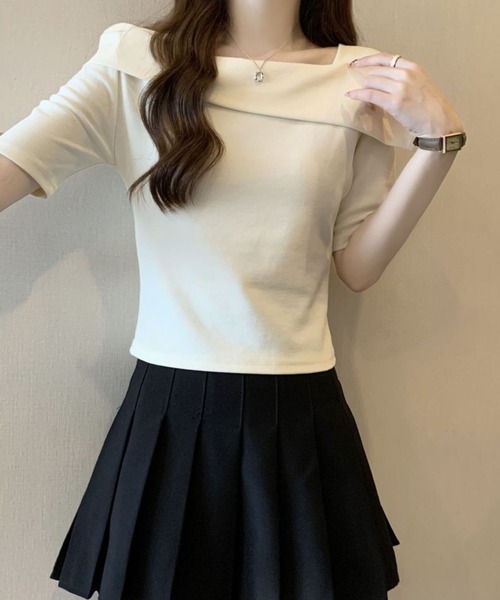 2ly2(トゥーリートゥー)の「アシンメトリーオフショルトップス / ワンショル風 カットソー(Tシャツ/カットソー・レディース・ベージュ・FREE)」の5枚目の写真