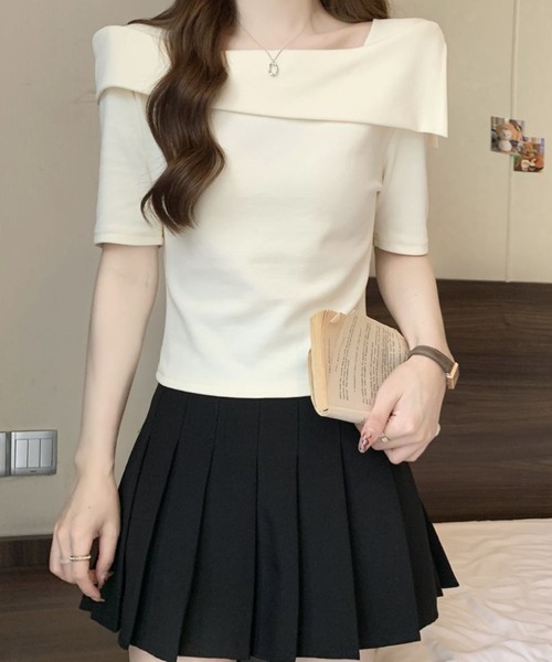 2ly2(トゥーリートゥー)の「アシンメトリーオフショルトップス / ワンショル風 カットソー(Tシャツ/カットソー・レディース・ベージュ・FREE)」の8枚目の写真