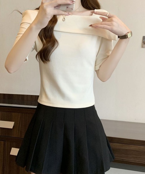 2ly2(トゥーリートゥー)の「アシンメトリーオフショルトップス / ワンショル風 カットソー(Tシャツ/カットソー・レディース・ベージュ・FREE)」の9枚目の写真