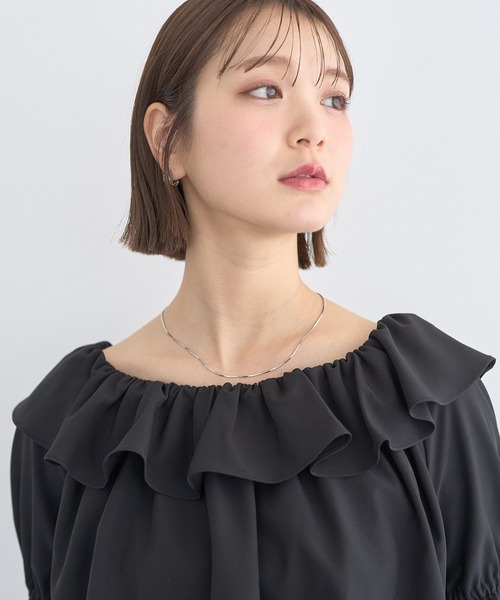 earth music&ecology(アースミュージックアンドエコロジー)の「2wayオフショルバルーンヘムフリルブラウス(シャツ/ブラウス・レディース・ブラック/アイボリー/ブルー・FREE)」の9枚目の写真