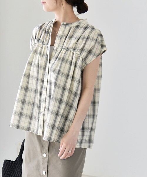 quaranciel(カランシエル)の「quaranciel:〈手洗い可能〉チェック ギャザー バンドカラー フレンチ シャツ(シャツ/ブラウス・レディース・オフホワイト/ネイビー・ONE SIZE)」の2枚目の写真