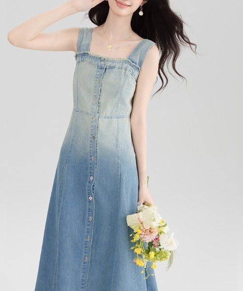AMAJI（アマジ）の「デニムキャミソールワンピース　グラデーション　Aライン　ロング丈（ワンピース・レディース・ブルー・SMALL/MEDIUM/LARGE）」の2枚目の写真