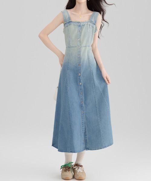 AMAJI（アマジ）の「デニムキャミソールワンピース　グラデーション　Aライン　ロング丈（ワンピース・レディース・ブルー・SMALL/MEDIUM/LARGE）」の3枚目の写真